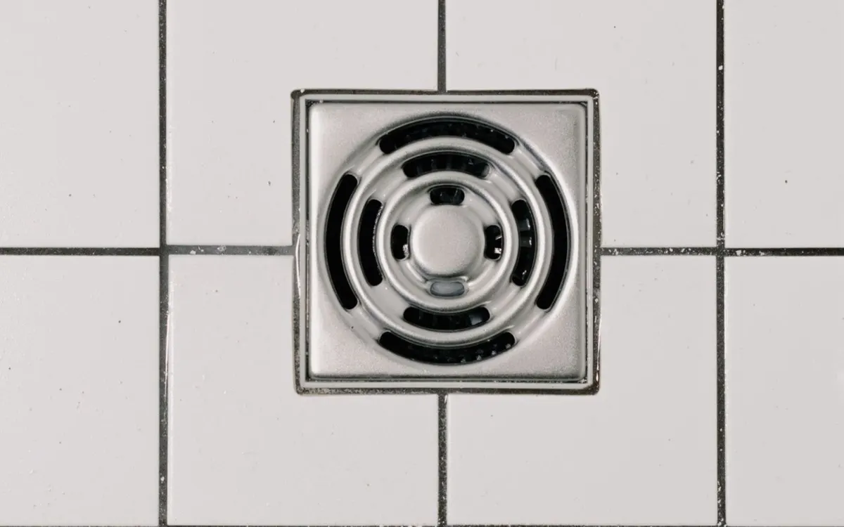Banyo tıkanıklığı açma çalışması, duş yer süzgeci temizliği
