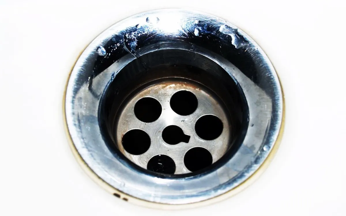 Lavabo tıkanıklığı açma sırasında lavabo altı sifon sökümü